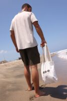 CAMISETA BÁSICA SOLIDA CON LOGO INFERIOR