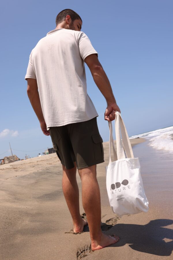 CAMISETA BÁSICA SOLIDA CON LOGO INFERIOR